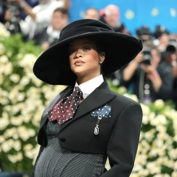 verrassing-rihanna-is-opnieuw-zwanger-en-onthult-haar-babybuik-op-het-met-gala-2025-345090