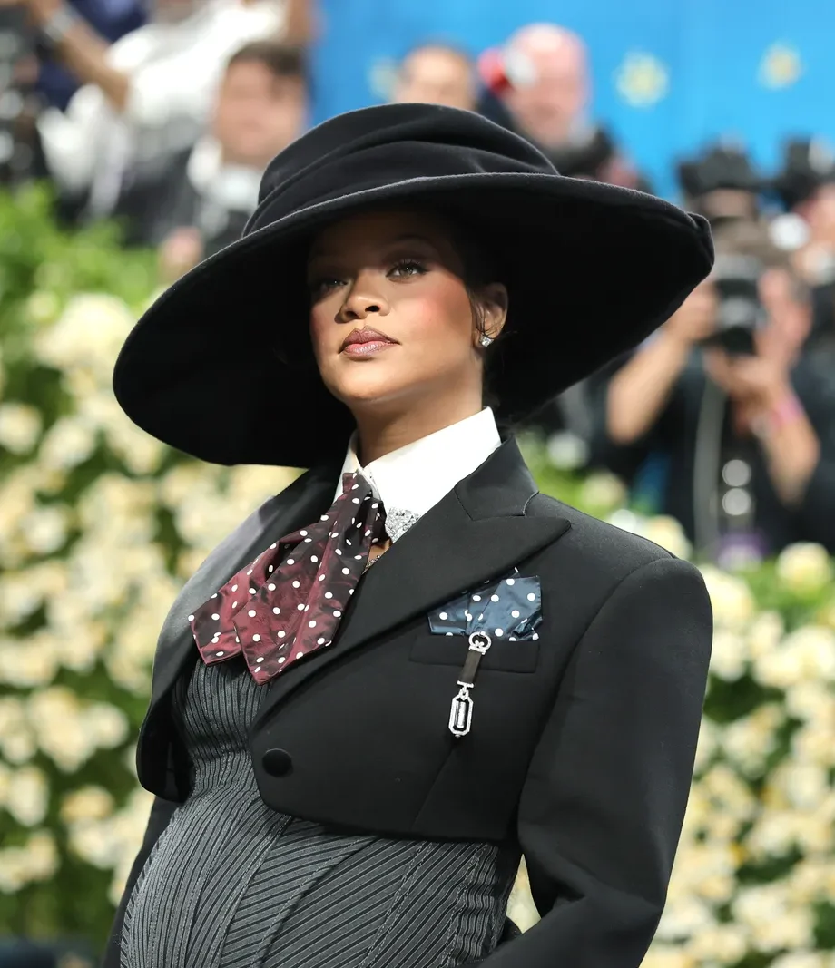 verrassing-rihanna-is-opnieuw-zwanger-en-onthult-haar-babybuik-op-het-met-gala-2025-345090