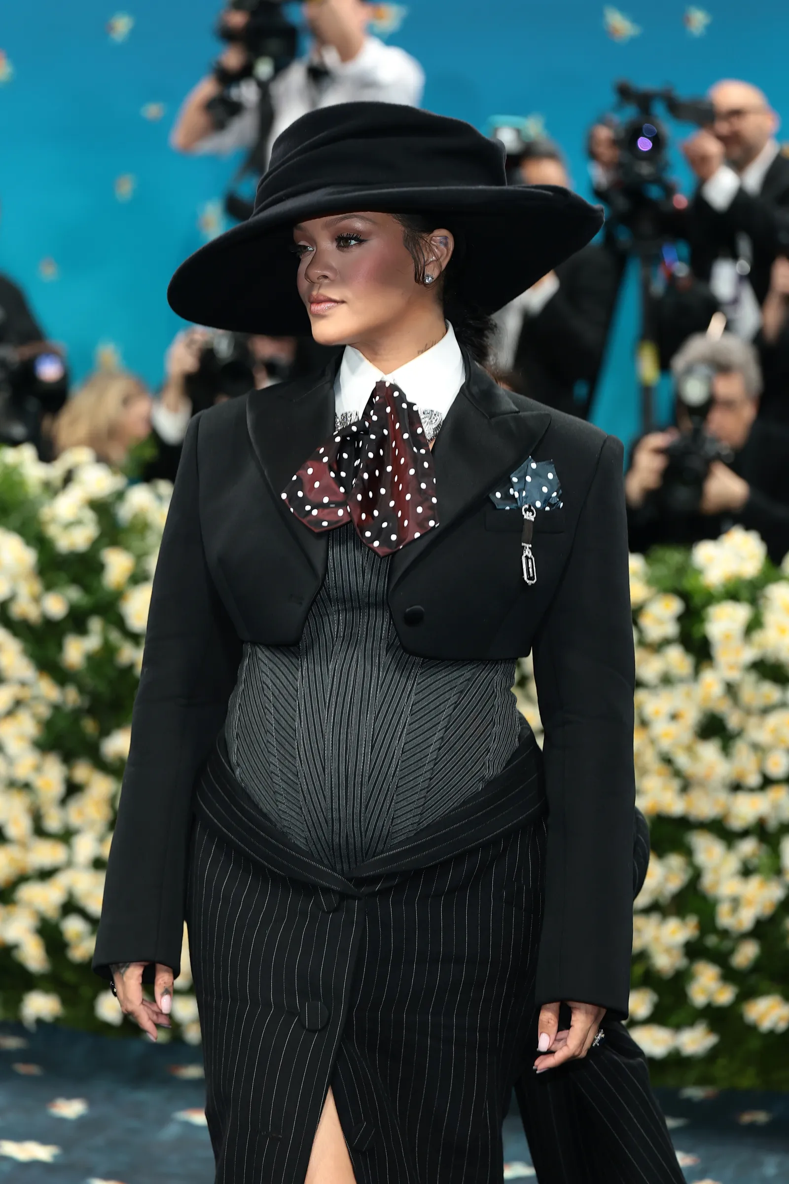 Rihanna onthult babybuik op Met Gala 2025
