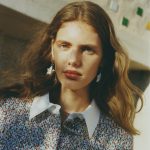 Model Rosalieke Fuchs kijkt in de zon in Vogue's december 2024-nummer