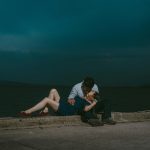 Koppel geeft elkaar een kus