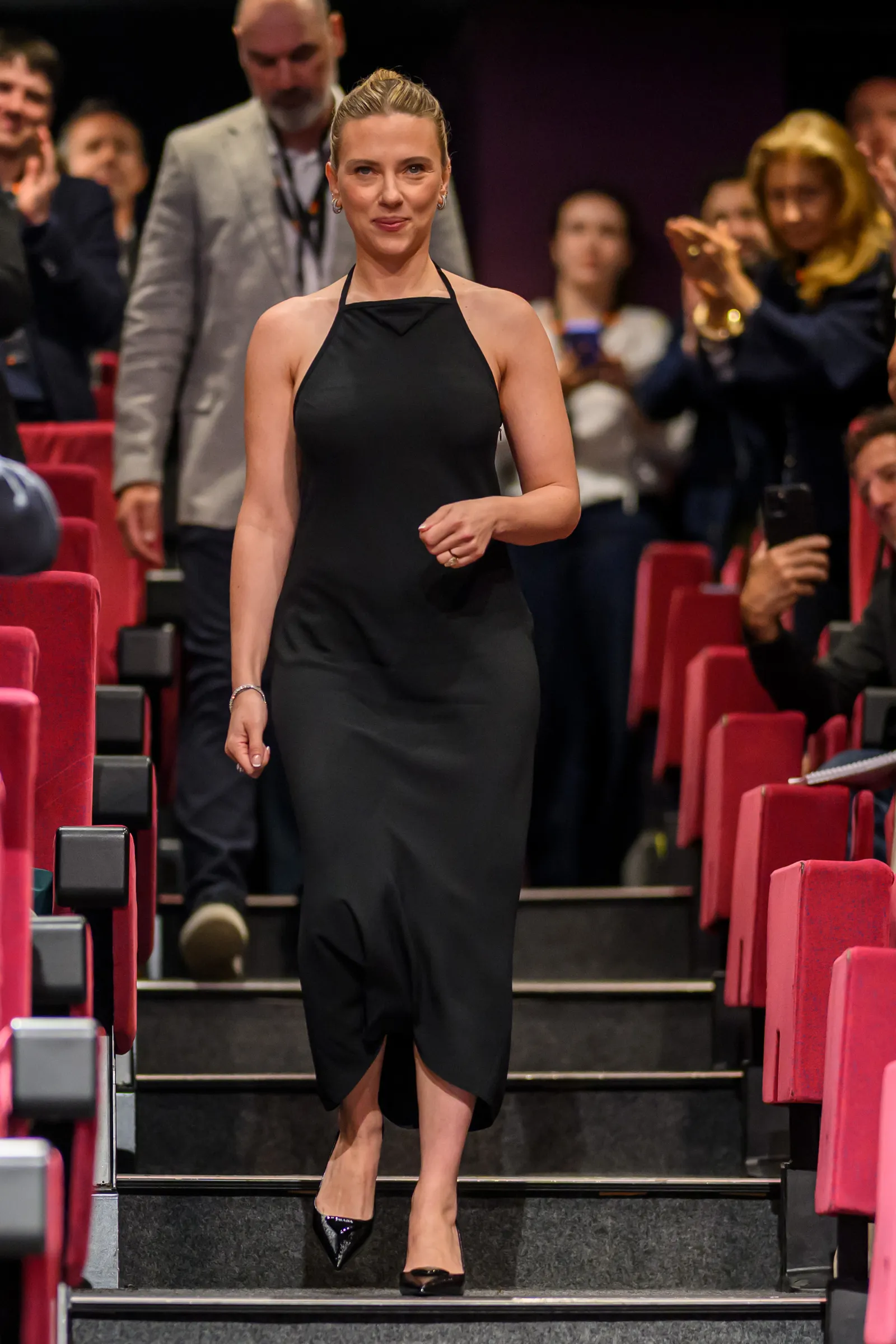 Scarlett Johansson in Cannes in een zwarte Prada-jurk