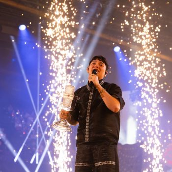 dit-is-het-verhaal-achter-de-outfit-van-de-oostenrijkse-songfestivalwinnaar-347073