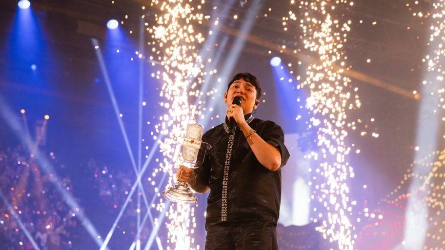 dit-is-het-verhaal-achter-de-outfit-van-de-oostenrijkse-songfestivalwinnaar-347073