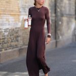 Streetstyle foto van iemand met twee drankjes