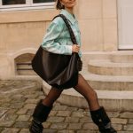 Een goed geklede vrouw wandelt op straat