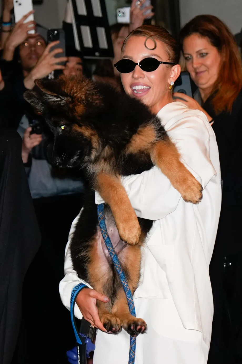 sydney-sweeney-verruilt-de-met-gala-afterpartys-voor-quality-time-met-haar-hond-345718