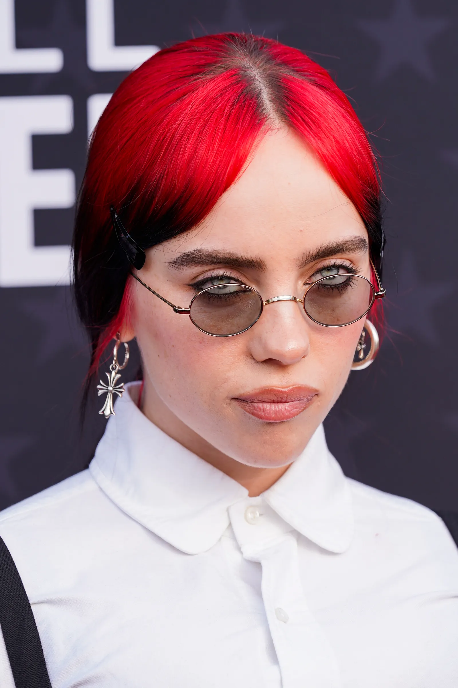 Billie Eilish heeft een rode haaraanzet