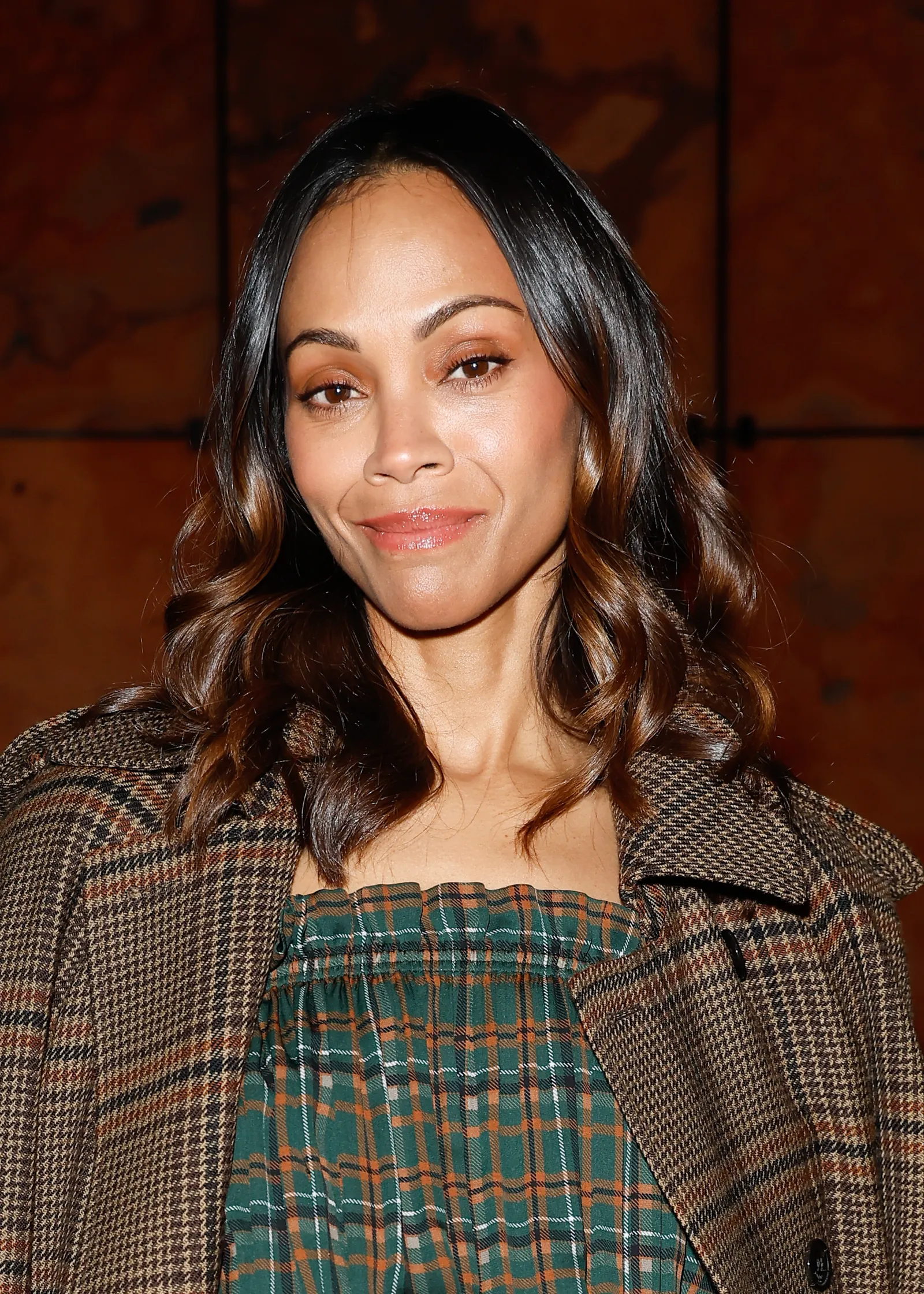 Haarkleurentrends voor de zomer: donker haar met lichtbruine highlights