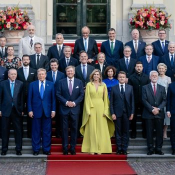 koningin-maxima-valt-op-in-een-zee-van-donkerblauwe-pakken-tijdens-het-navo-diner-351753