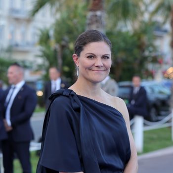 zweedse-kroonprinses-victoria-straalt-in-moderne-jumpsuit-aan-de-cote-dazur-349625