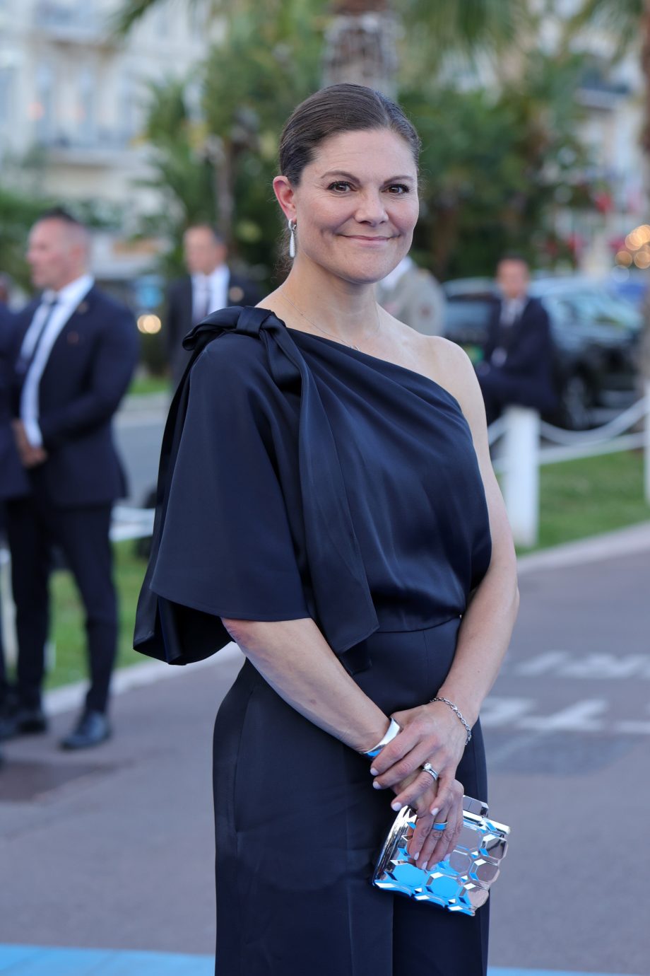 zweedse-kroonprinses-victoria-straalt-in-moderne-jumpsuit-aan-de-cote-dazur-349625