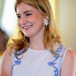 Prinses Elisabeth van België draagt bloemenoorbellen van Carolina Herrera