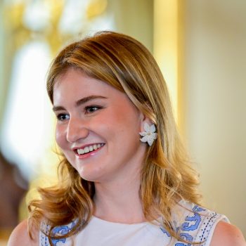 prinses-elisabeth-fleurt-haar-zomerlook-op-met-bloemenoorbellen-van-parels-352264