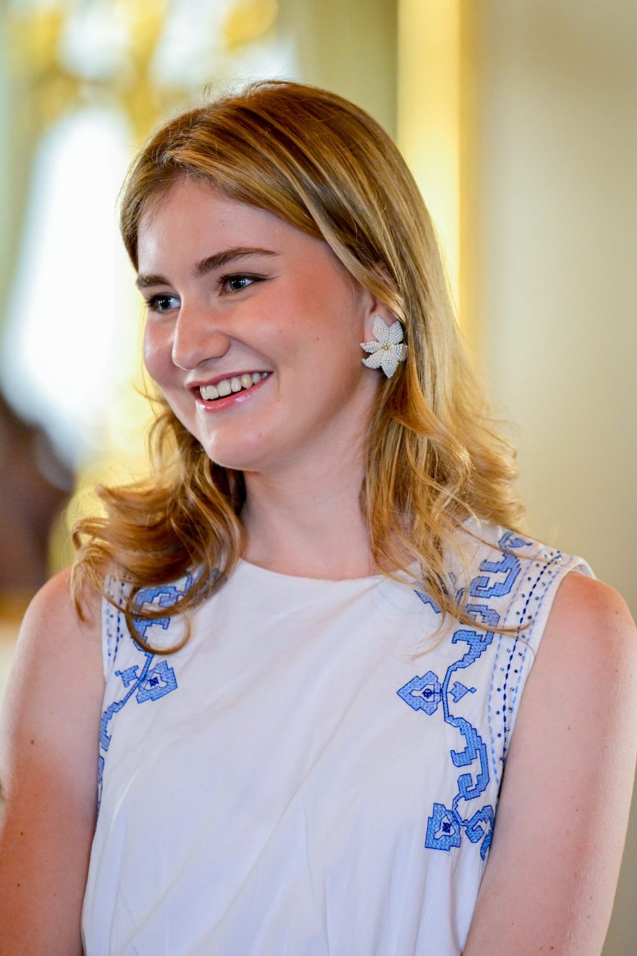 prinses-elisabeth-fleurt-haar-zomerlook-op-met-bloemenoorbellen-van-parels-352264