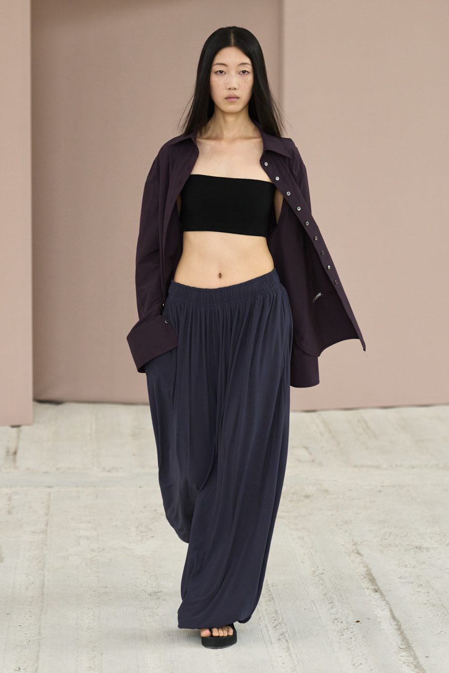 de-harembroek-is-terug-en-deze-deense-merken-laten-zien-waarom-dat-goed-nieuws-is-357947