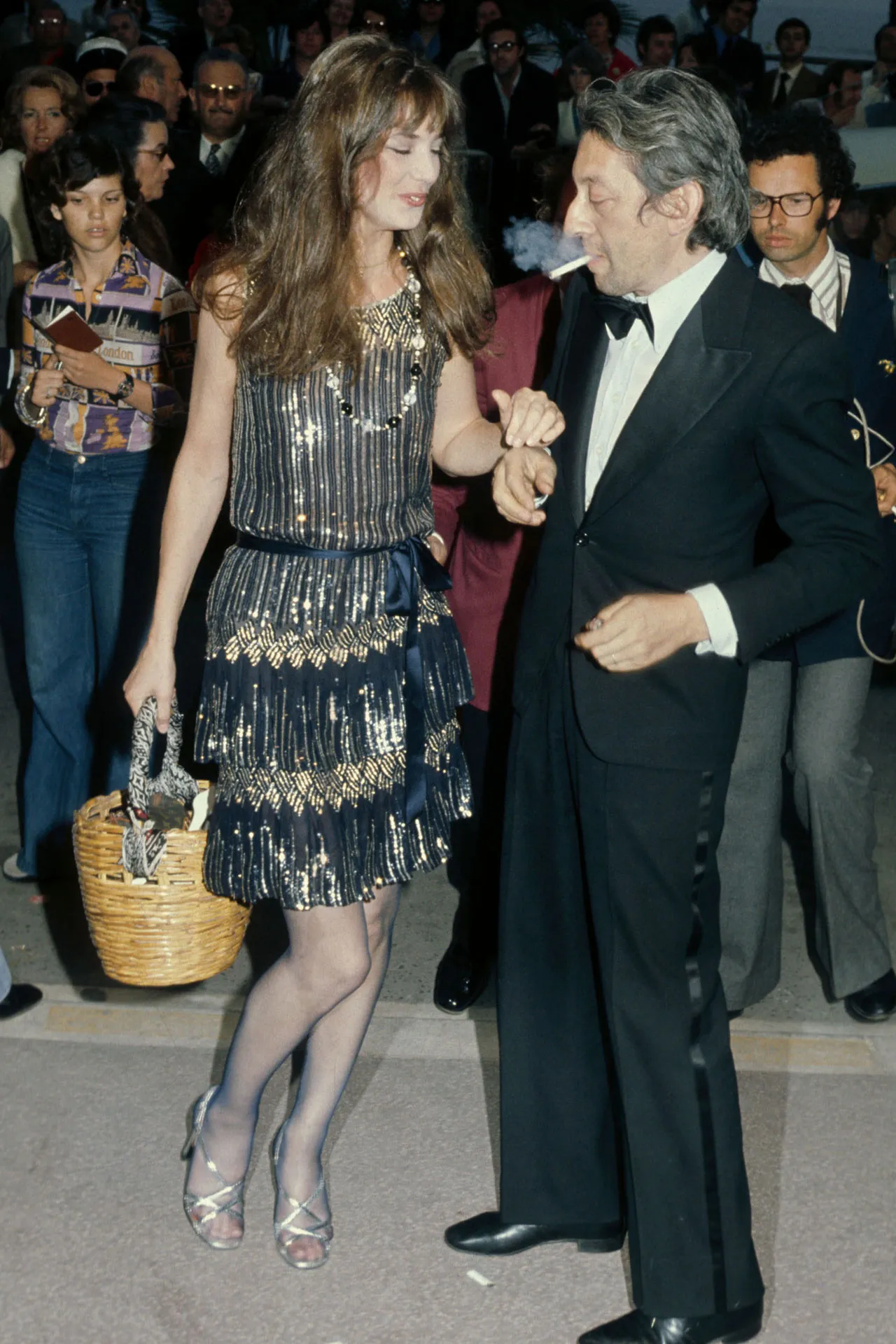 Jane Birkin draagt een zijden sjaal om haar handtas