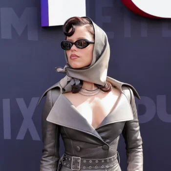 jenna-ortega-lijkt-op-een-gothic-versie-van-grace-kelly-in-een-leren-jurk-met-hoofdsjaal-348810