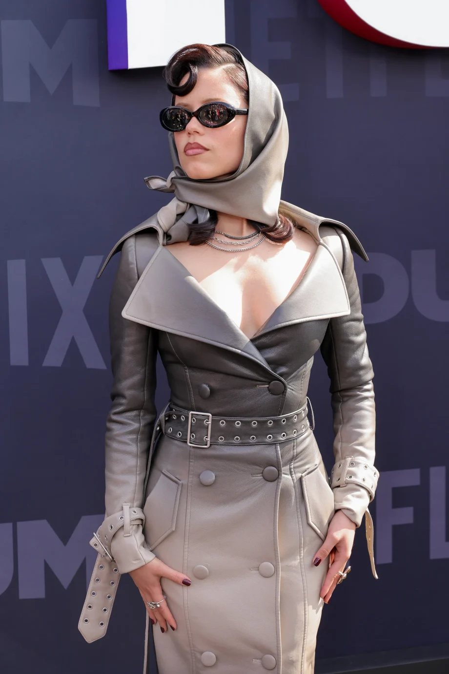 jenna-ortega-lijkt-op-een-gothic-versie-van-grace-kelly-in-een-leren-jurk-met-hoofdsjaal-348810