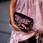 Vrouw draagt een vintage Fendi-tas.