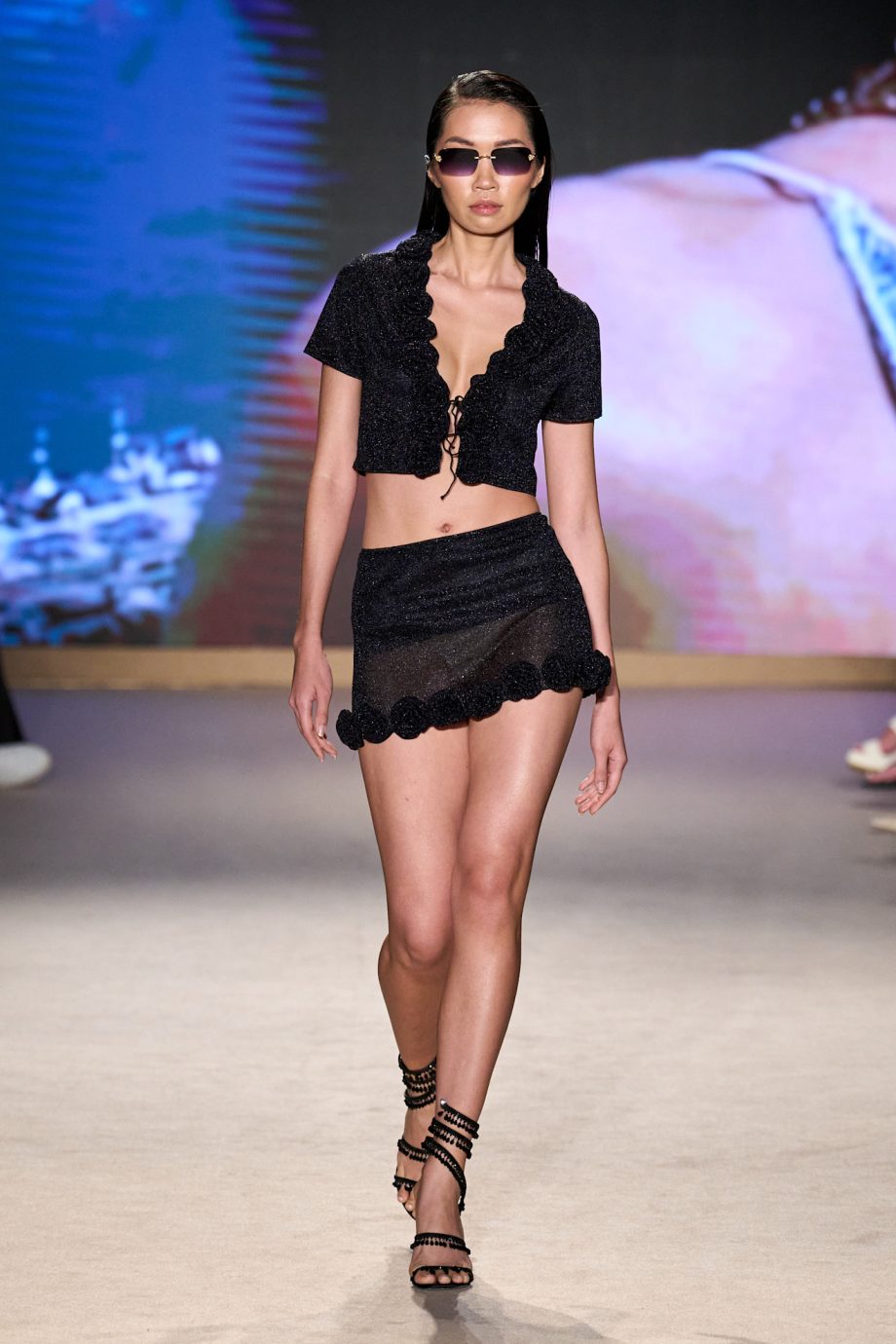 minirokjes-zijn-nog-korter-geworden-zo-draag-je-jouw-skirt-deze-zomer-351085