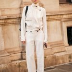 Vrouw draagt witte jeans.