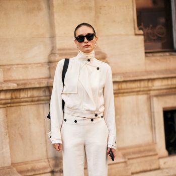 de-witte-jeans-is-de-alleskunner-in-de-herfst-368305