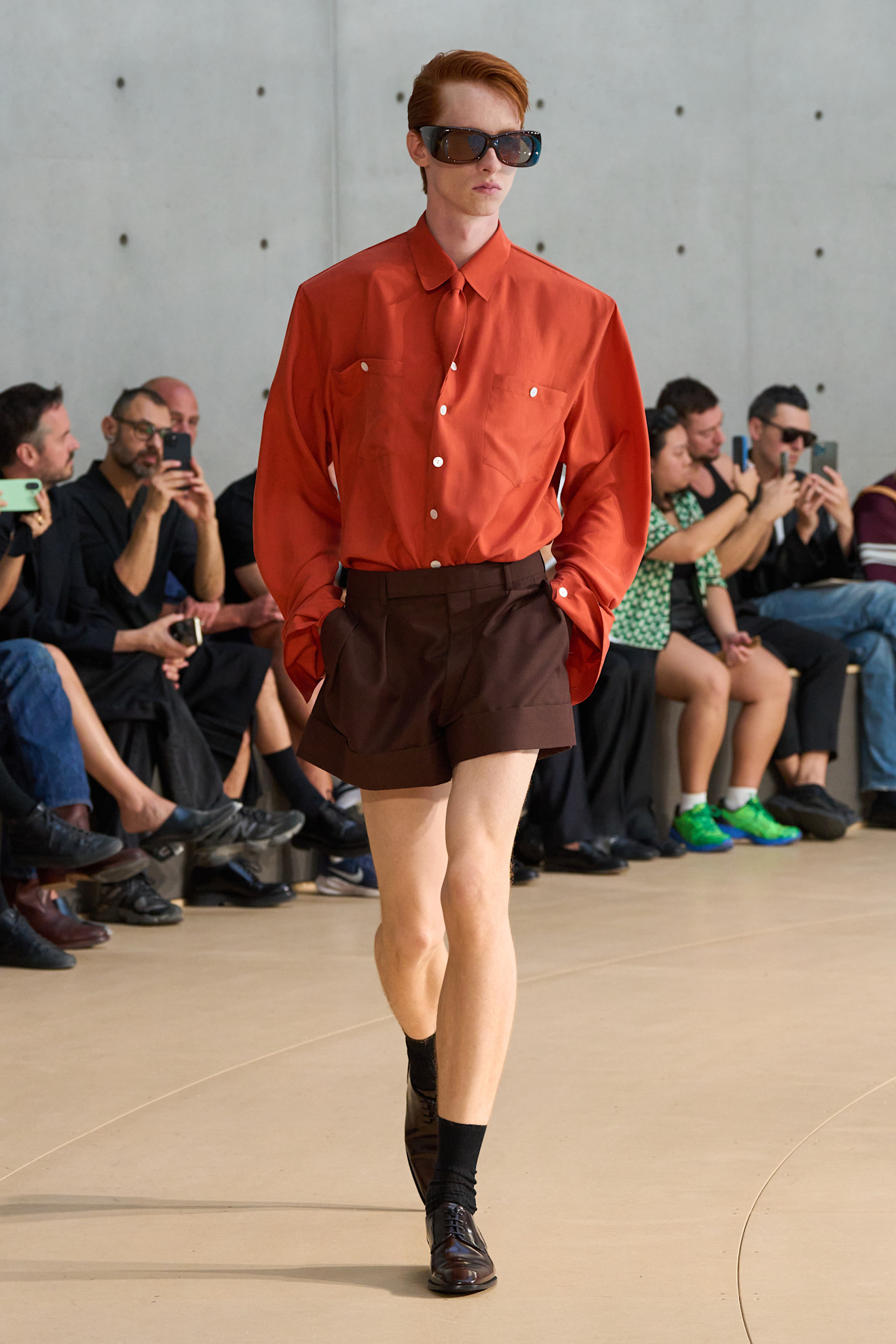 Een look op de catwalk van Saint Laurents lente/zomer 2026-mannenmodeshow