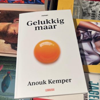 de-vogue-boekenclub-leest-gelukkig-maar-en-dit-is-ons-nieuwe-boekenpanel-349171