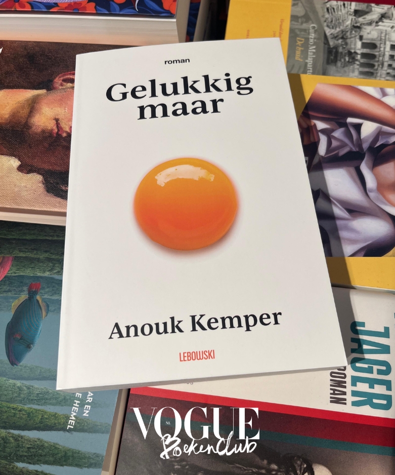 de-vogue-boekenclub-leest-gelukkig-maar-en-dit-is-ons-nieuwe-boekenpanel-349171