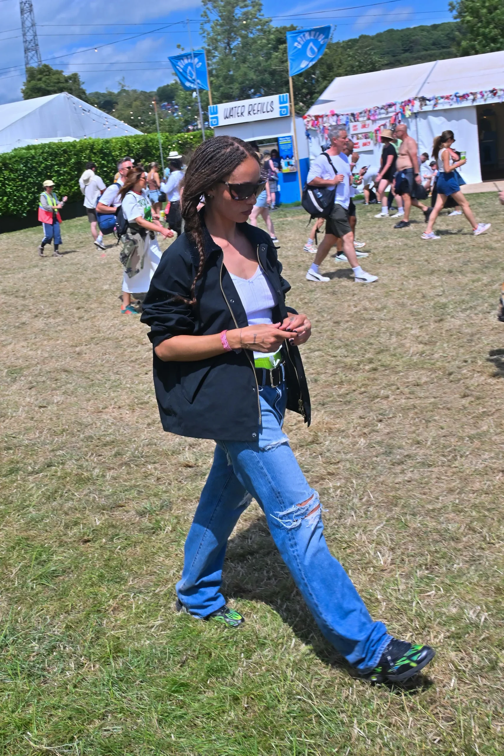 Adwoa Aboah bij Glastonbury 2025