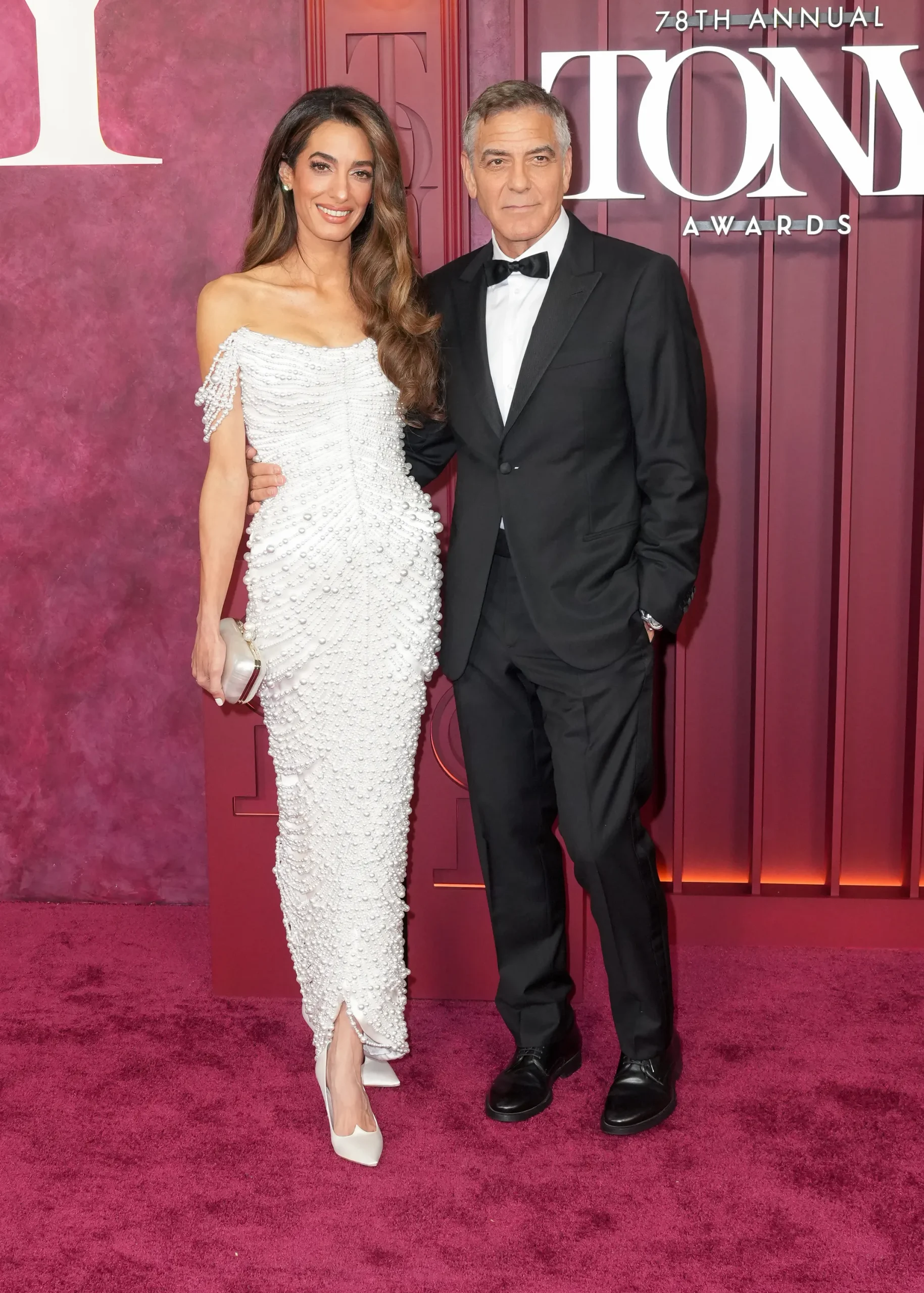 Amal Clooney in Tamara Ralph met George Clooney bij Tony Awards 2025