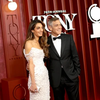 amal-clooney-draagt-een-jurk-met-duizenden-parels-naar-de-tony-awards-2025-349565