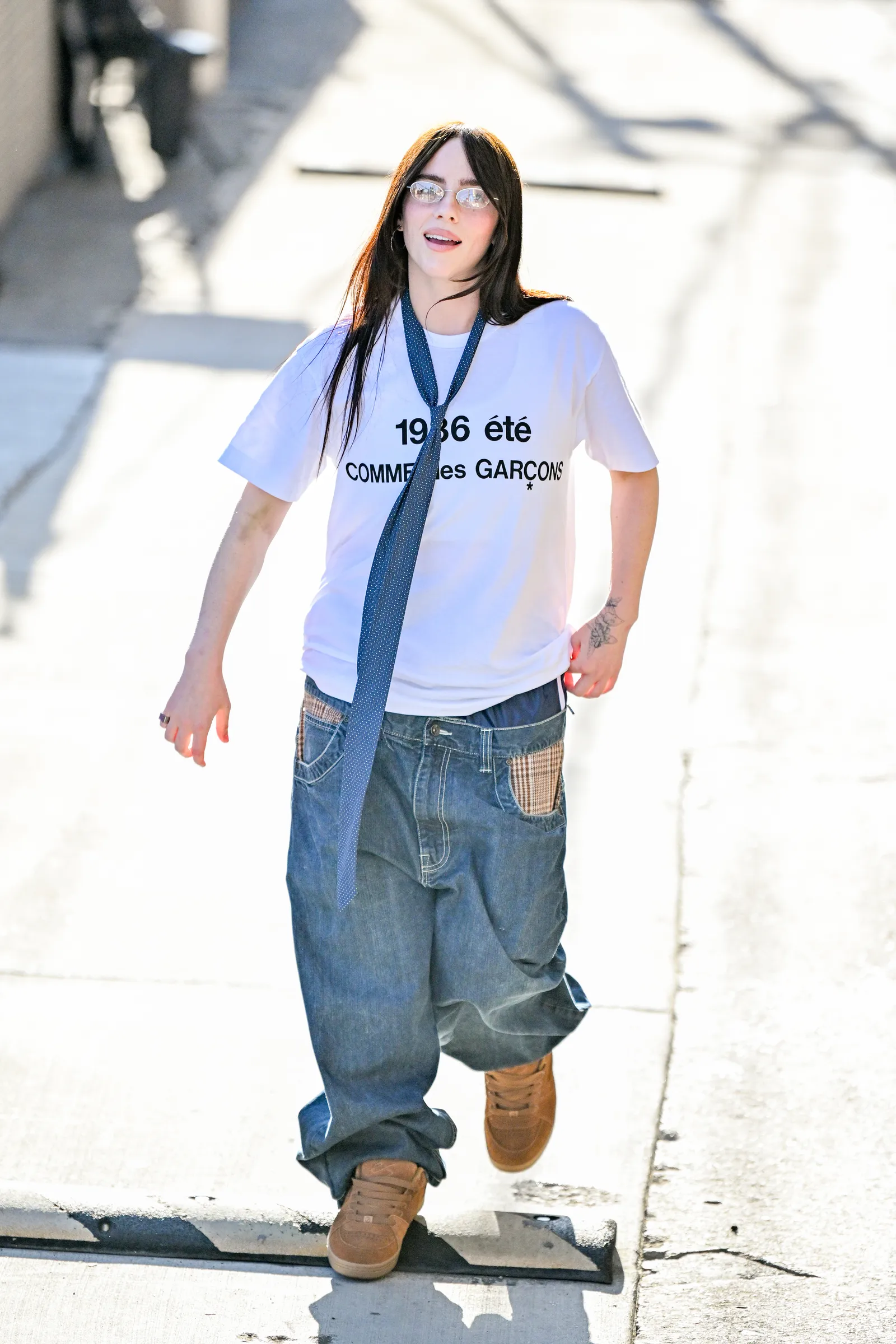 Billie Eilish met sneakers