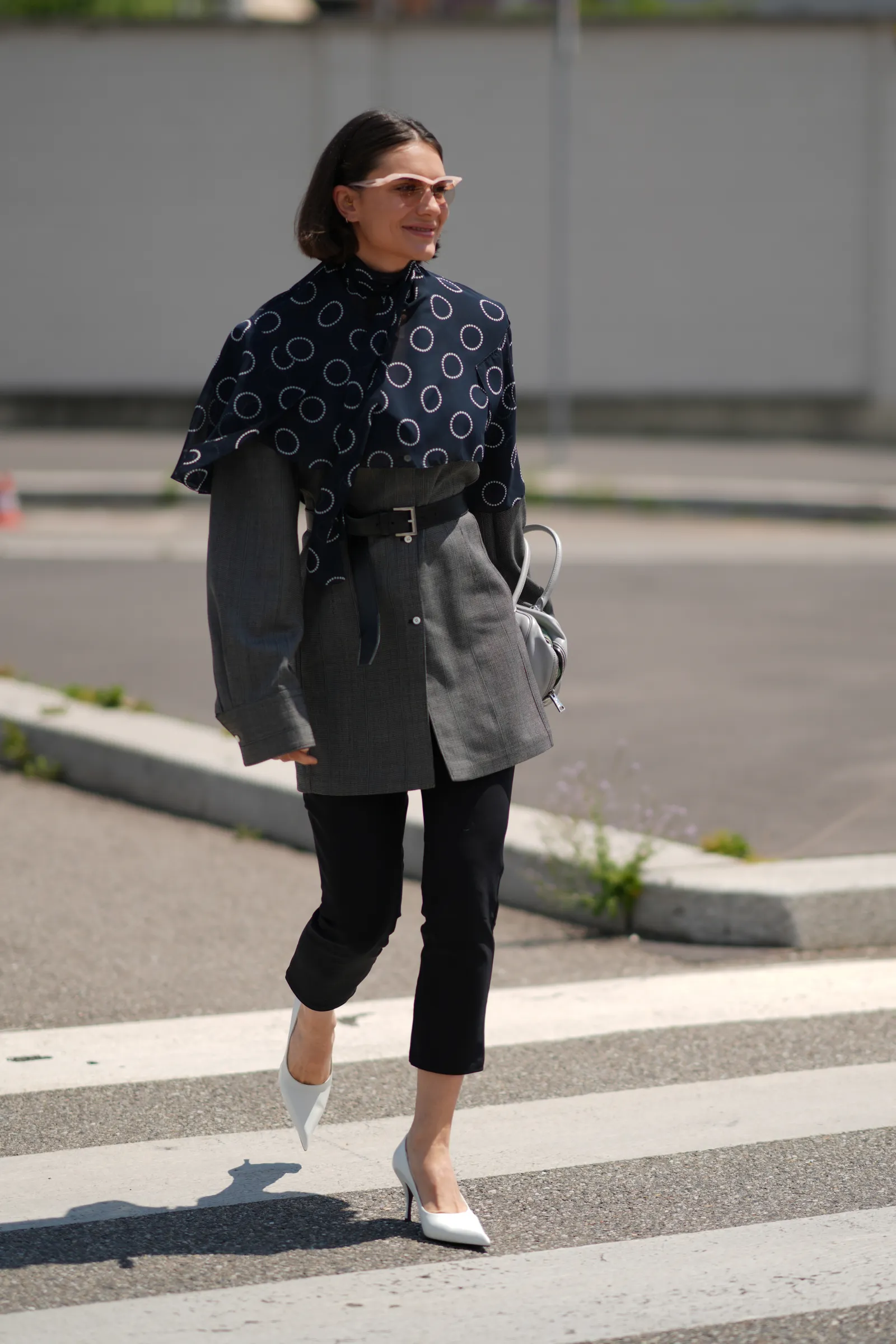 Zwarte, halflange capribroek met witte hakken.