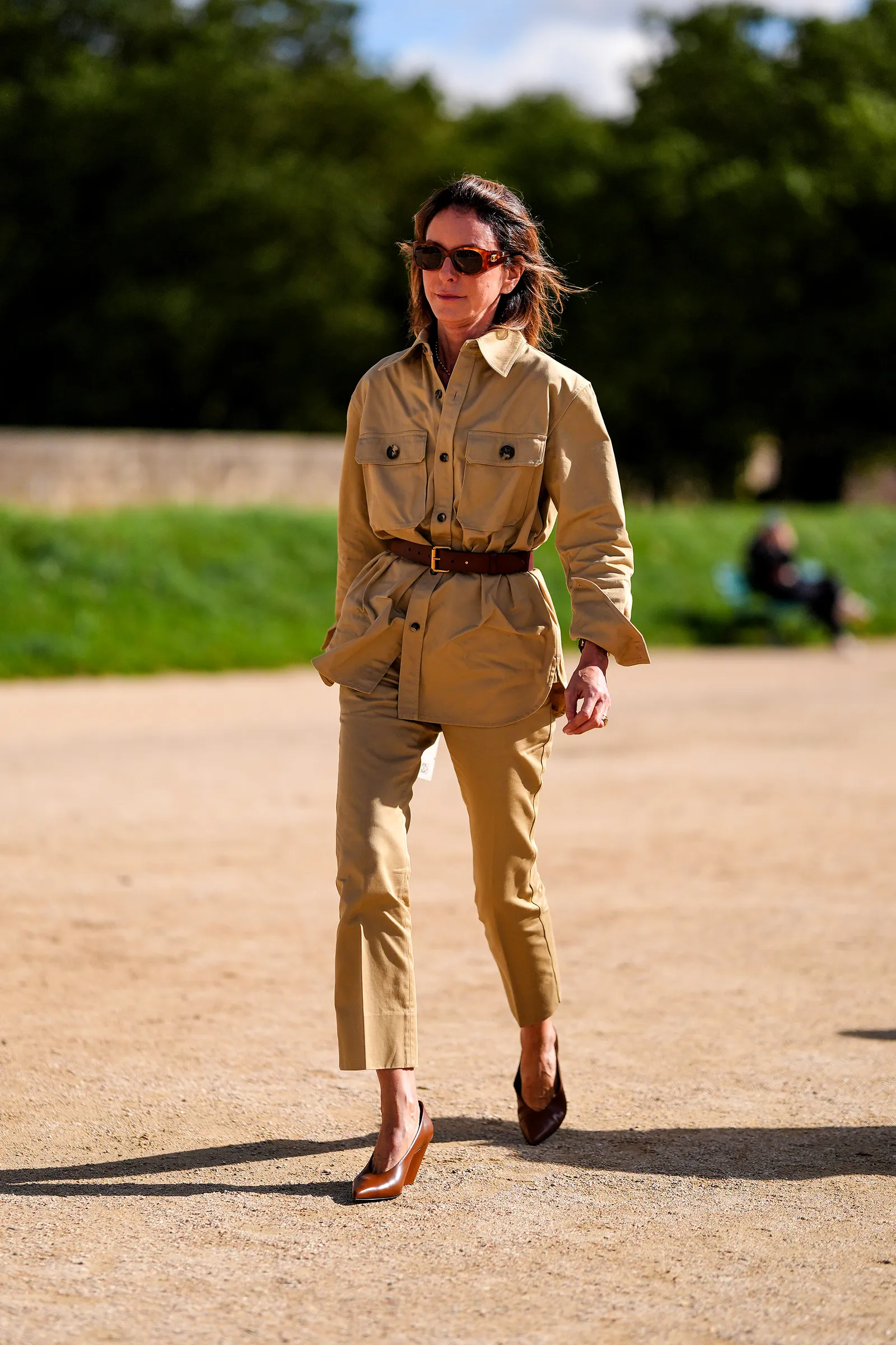 Een monochrome look met een beige capri en bruine hakken.