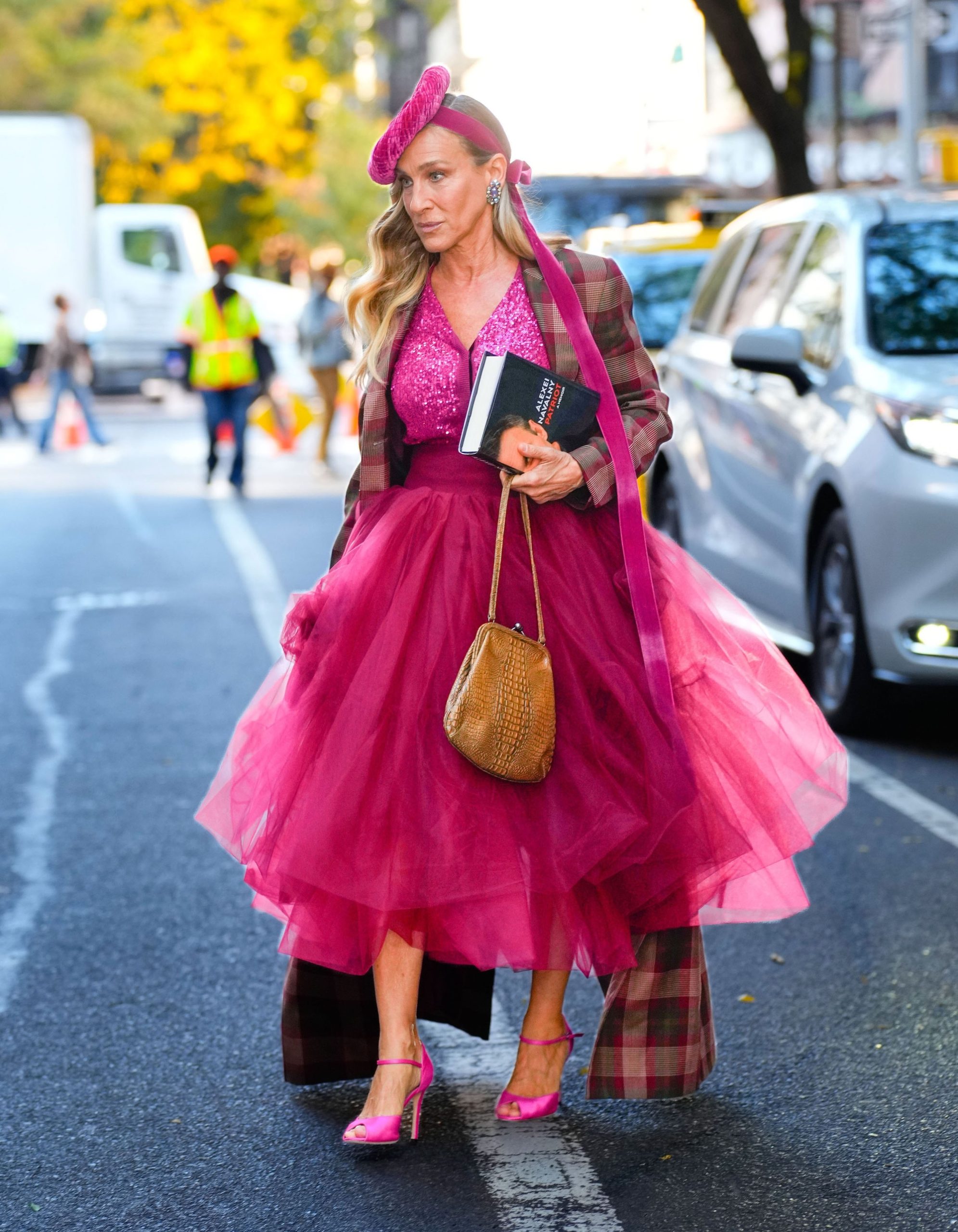 Carrie in een van de meest bizarre looks van And Just Like That seizoen 3