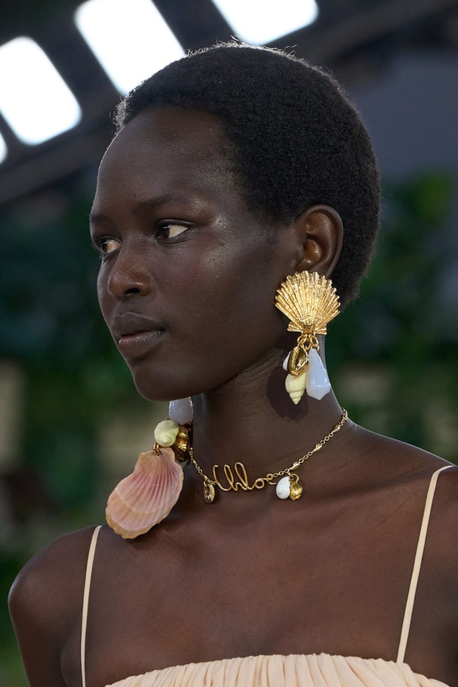 sieraden-met-schelpen-zijn-de-enige-accessoires-die-je-nodig-hebt-deze-zomer-350737