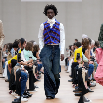 jonathan-anderson-maakt-preppy-weer-spannend-tijdens-zijn-debuut-voor-dior-men-352359