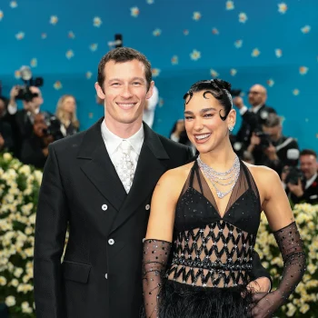 dua-lipa-bevestigt-officieel-dat-zij-en-callum-turner-verloofd-zijn-350109