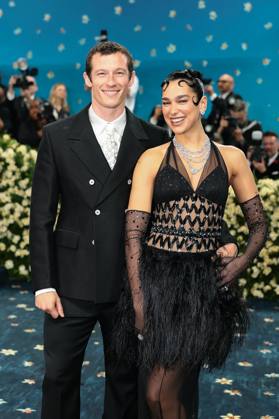 dua-lipa-bevestigt-officieel-dat-zij-en-callum-turner-verloofd-zijn-350109