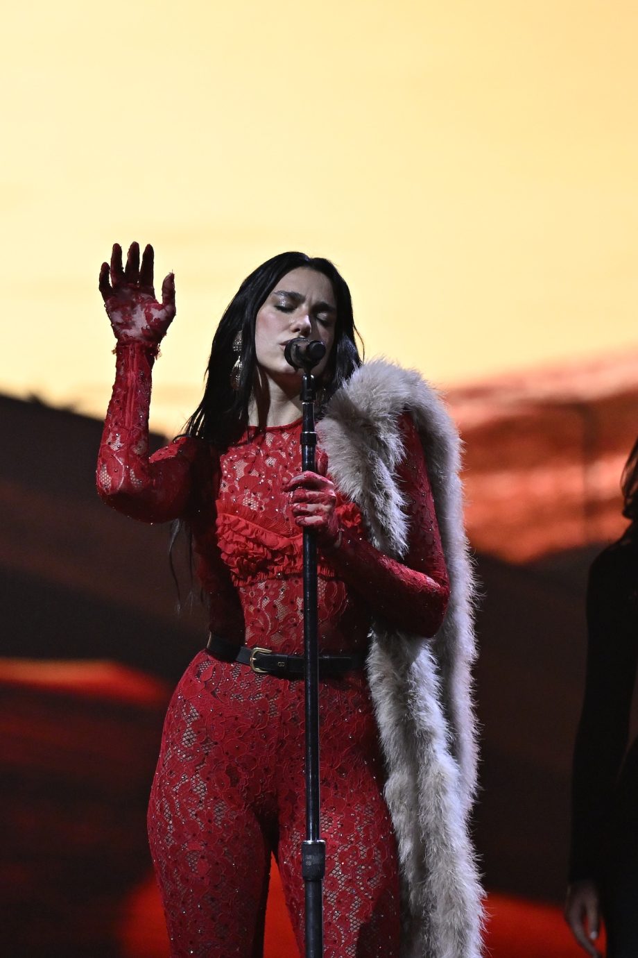 dua-lipa-praat-en-zingt-nederlands-tijdens-concert-wat-is-haar-link-met-nederland-349022