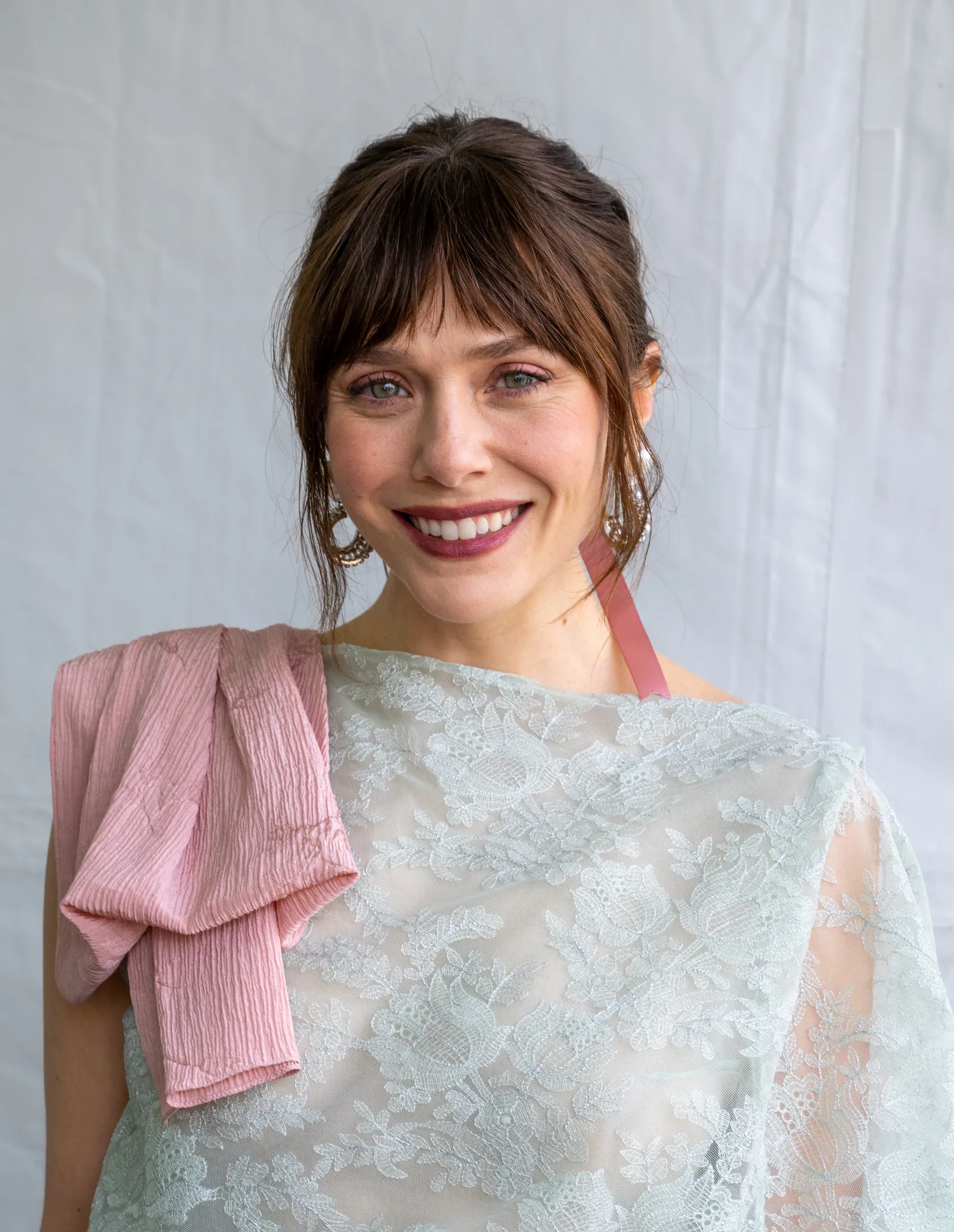 Elizabeth Olsen met een brede, piekerige pony