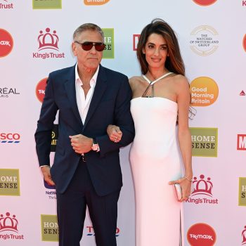 amal-clooney-bewijst-dat-minimalisme-allesbehalve-saai-hoeft-te-zijn-352171