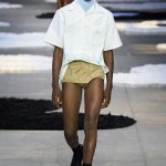 Een mannelijk model draagt een hotpants tijdens Prada's lente/zomer 2026-mannenmodeshow