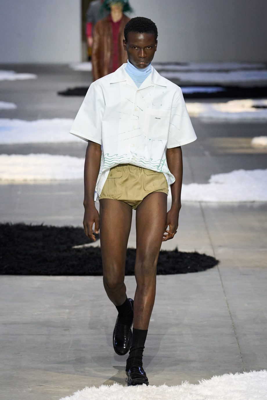 als-het-aan-prada-ligt-dragen-alle-mannen-volgende-zomer-hotpants-351450