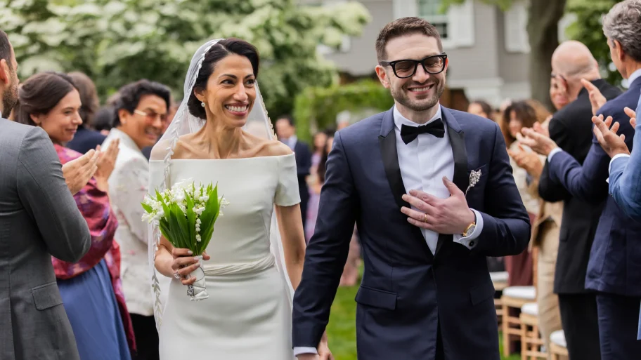 huma-abedin-en-alex-soros-zijn-getrouwd-en-deze-beroemde-gasten-waren-erbij-350787