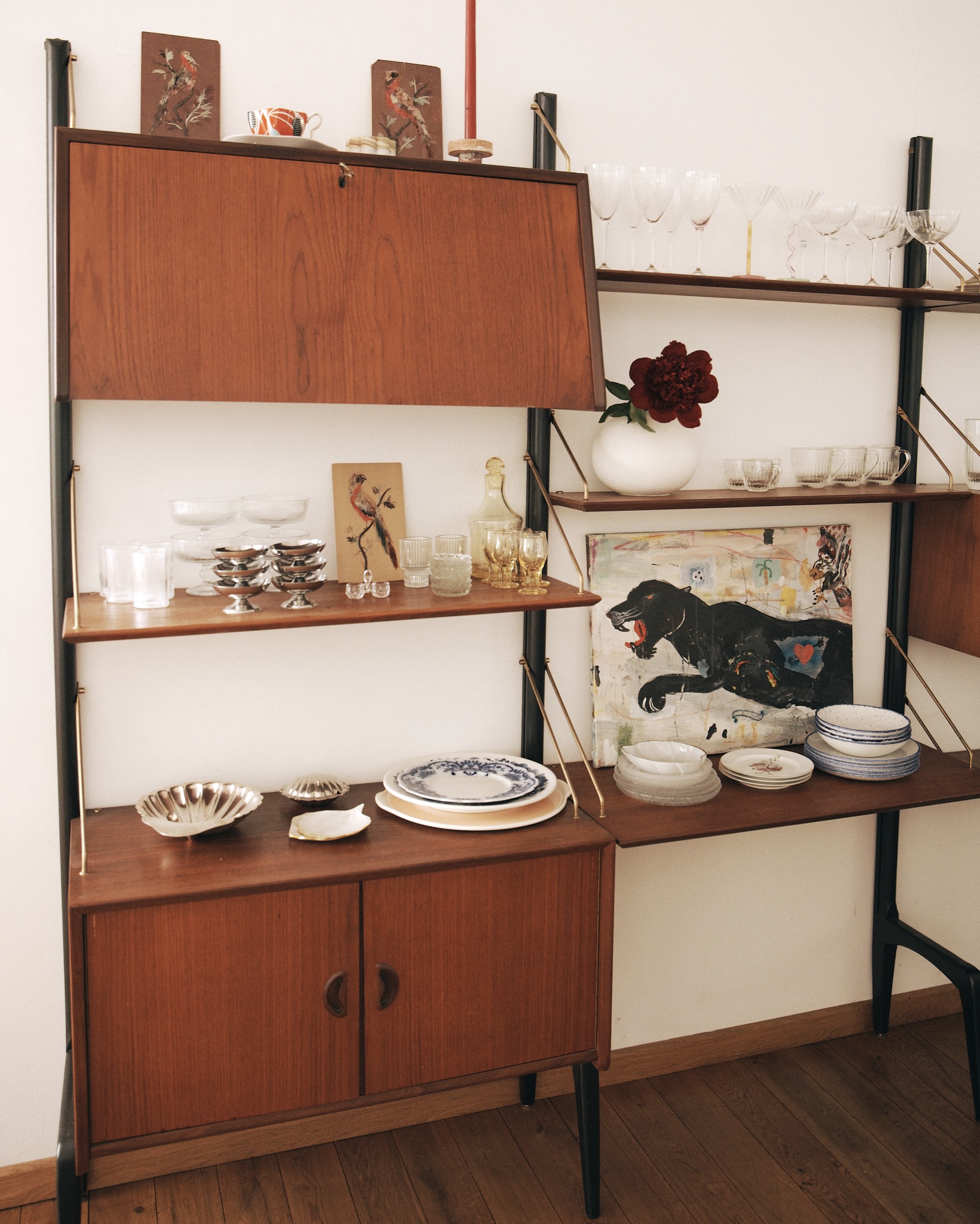 Mid century wandkast met vintage vondsten