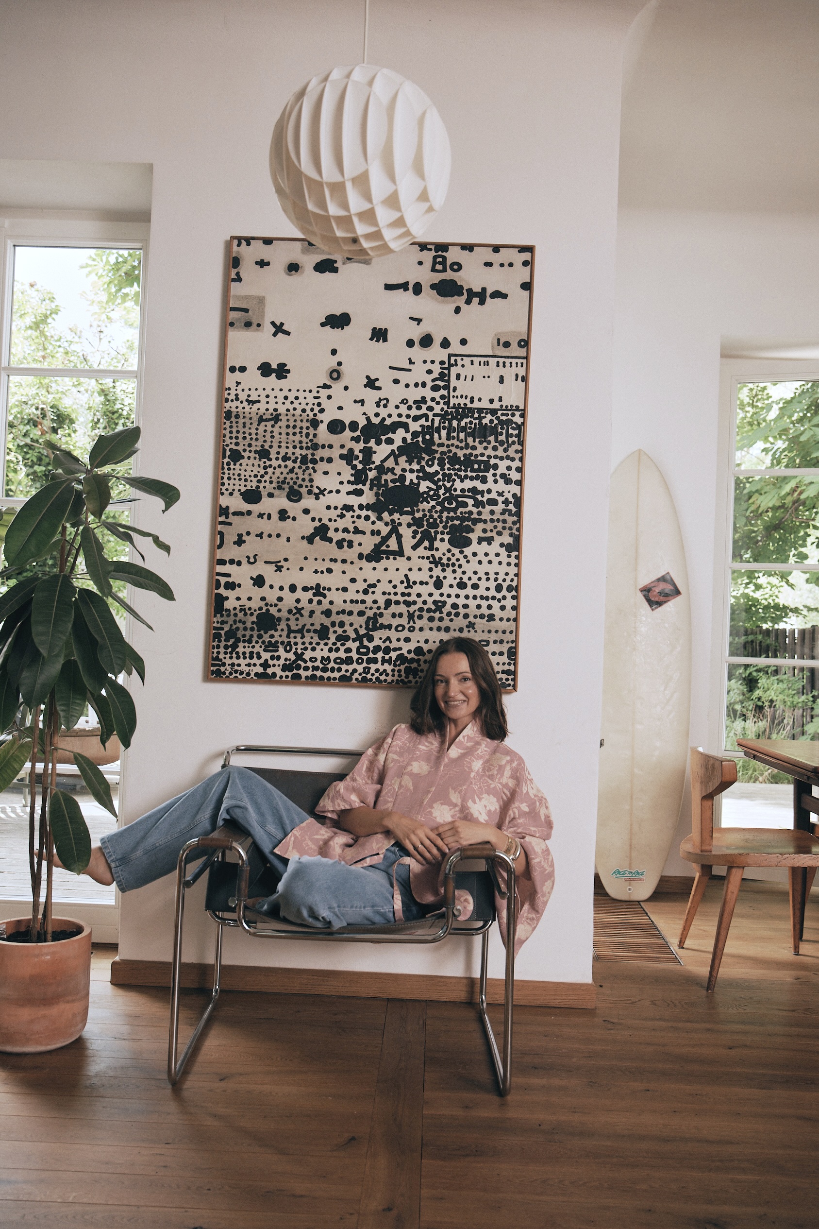 Justyna in een zwarte fauteuil die Marcel Breuer in de jaren twintig voor Knoll ontwierp