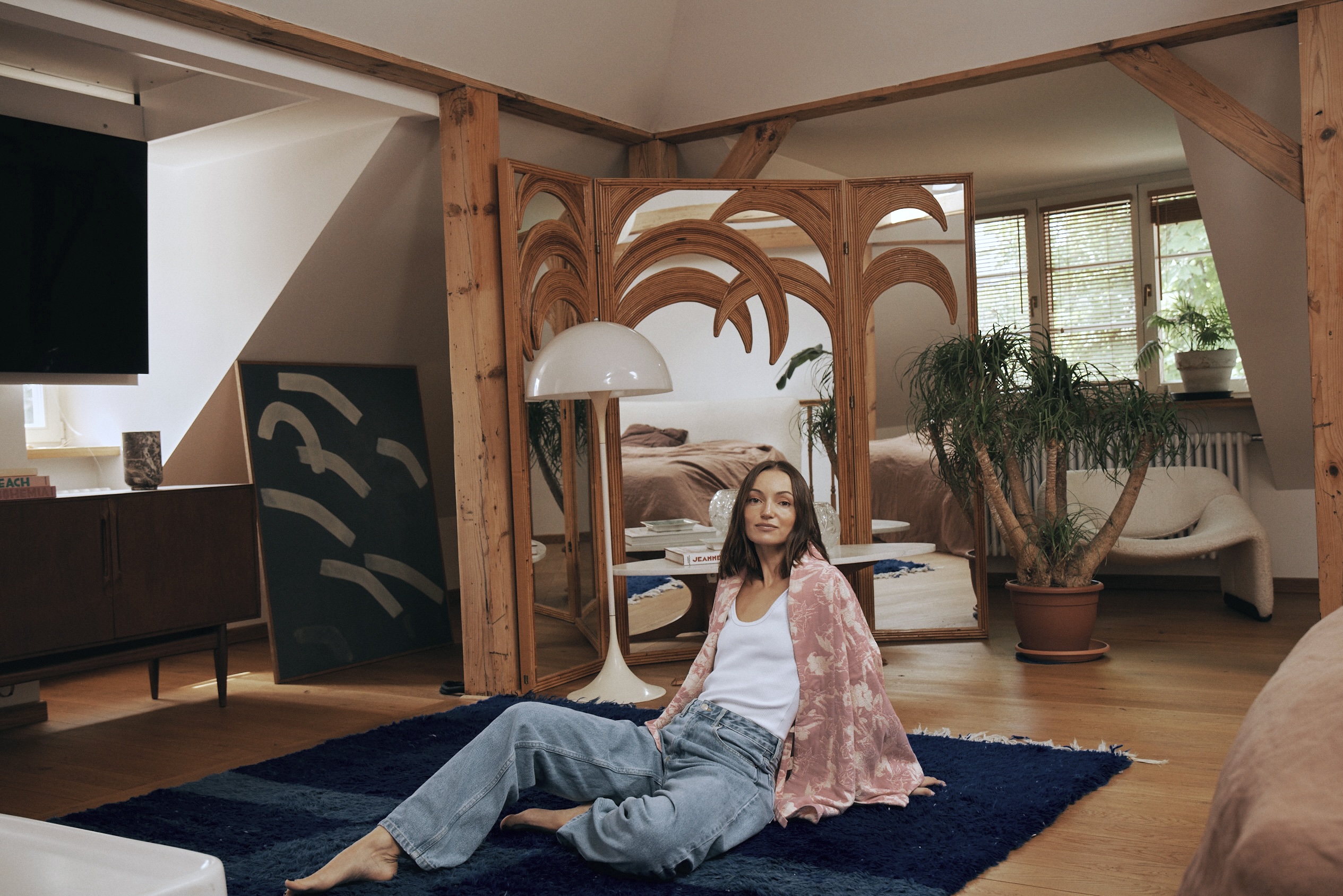 Vintage Italiaans kamerscherm van Vivai del Sud uit de jaren 70, witte vloerlamp Panthella van Louis Poulsen en Hugues salontafel met marmeren blad.